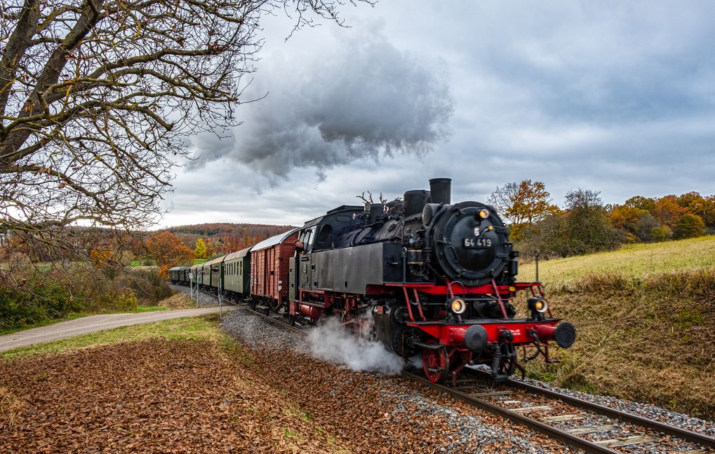 Am Sonntag, 23. Oktober fährt der historische Dampfzug „Feuriger Elias“ zum letzten Mal vor der Adventszeit wieder auf der Strohgäubahn zwischen Korntal und Weissach.    Bild: Schoellkopf/z