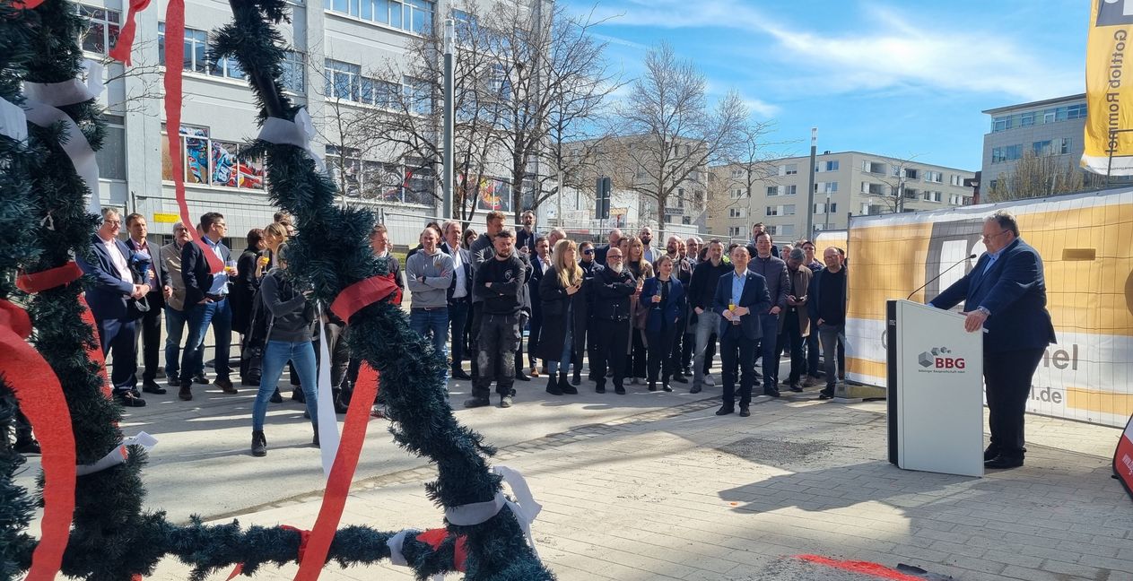 BBG-Geschäftsführer Rainer Ganske (rechts) beim Richtfest. Bild: Hamann