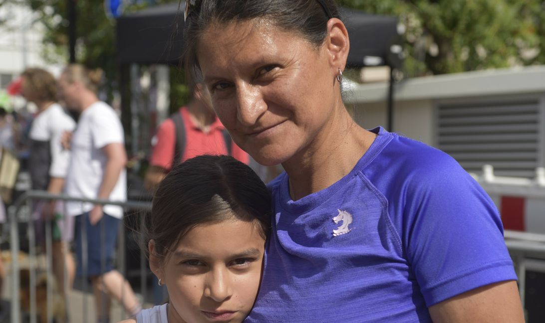 Olympiateilnehmerin Janeth Caisalitin Alder und ihr Nesthäkchen Angelina, die beim Böblinger Stadtlauf auch den älteren Konkurrentinnen in den Schülerläufen davonrannte. Bild: Reichert