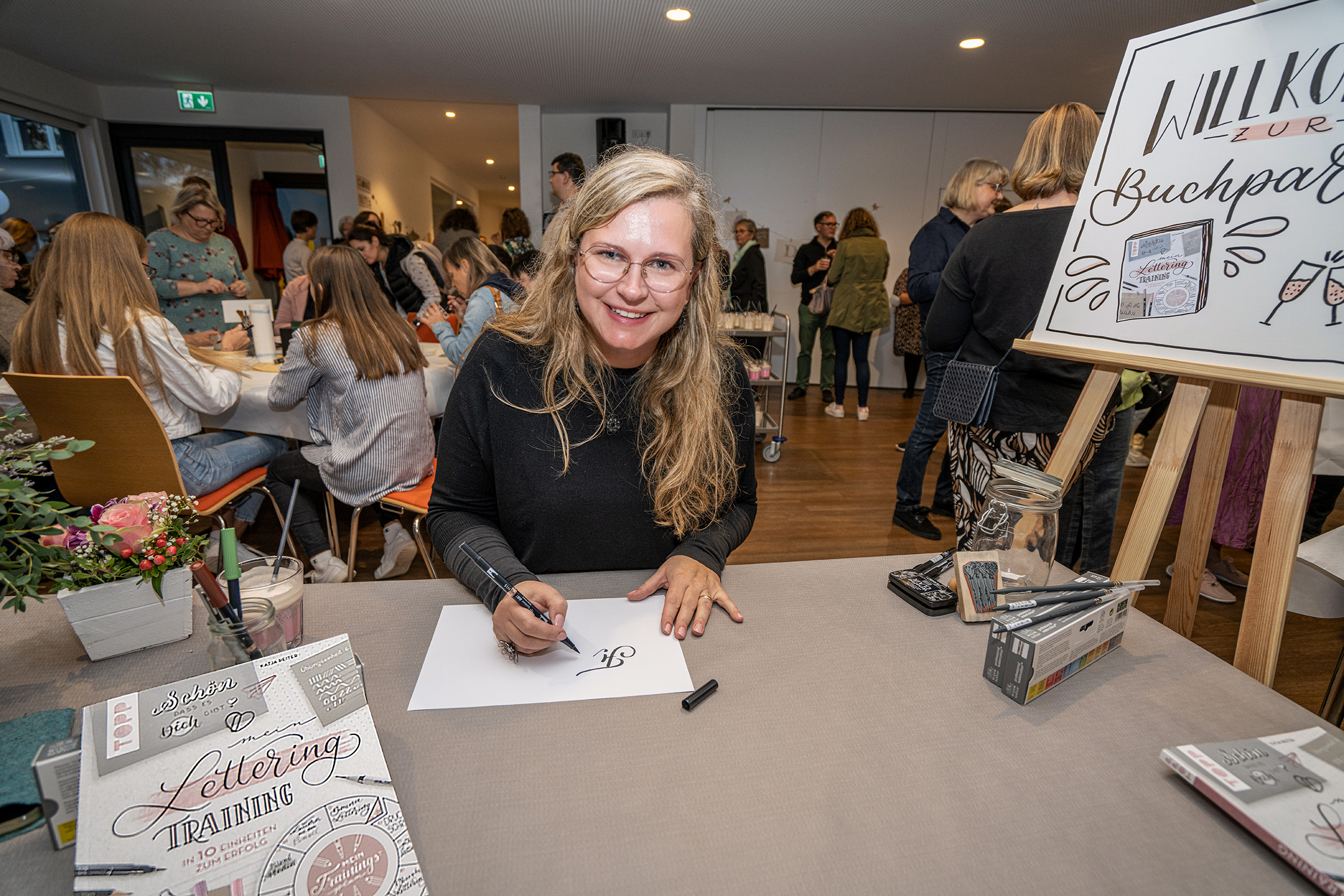 Katja Reiter aus Weil der Stadt stellte ihr neues Buch „Mein Lettering Training“ vor.    Bild: Richter