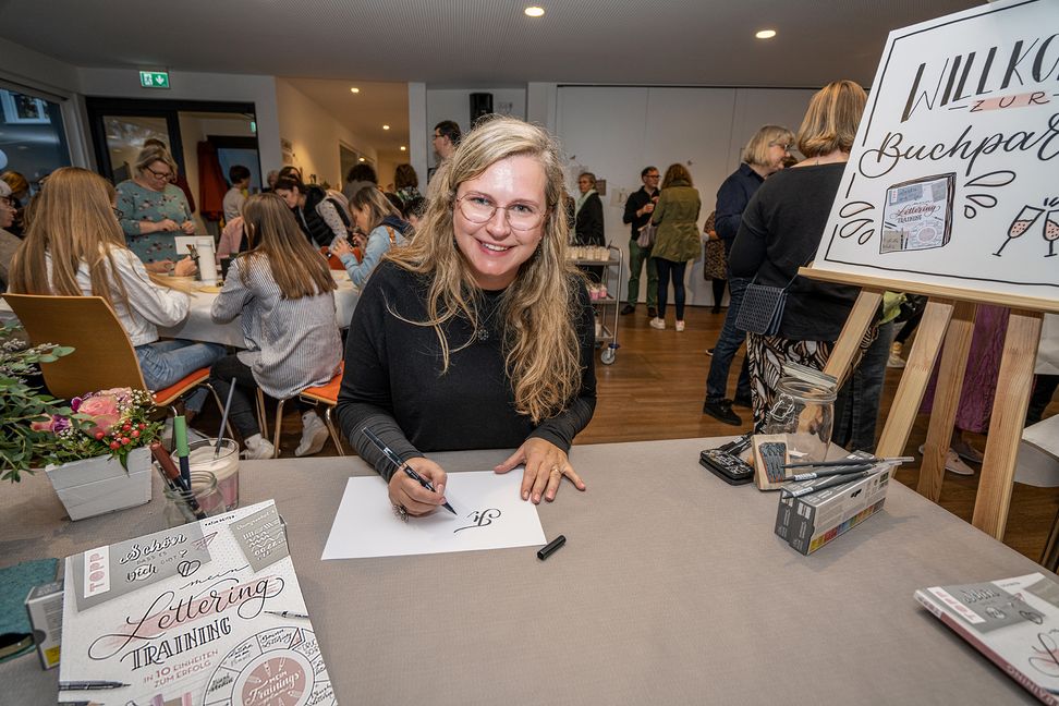 Katja Reiter aus Weil der Stadt stellte ihr neues Buch „Mein Lettering Training“ vor.    Bild: Richter