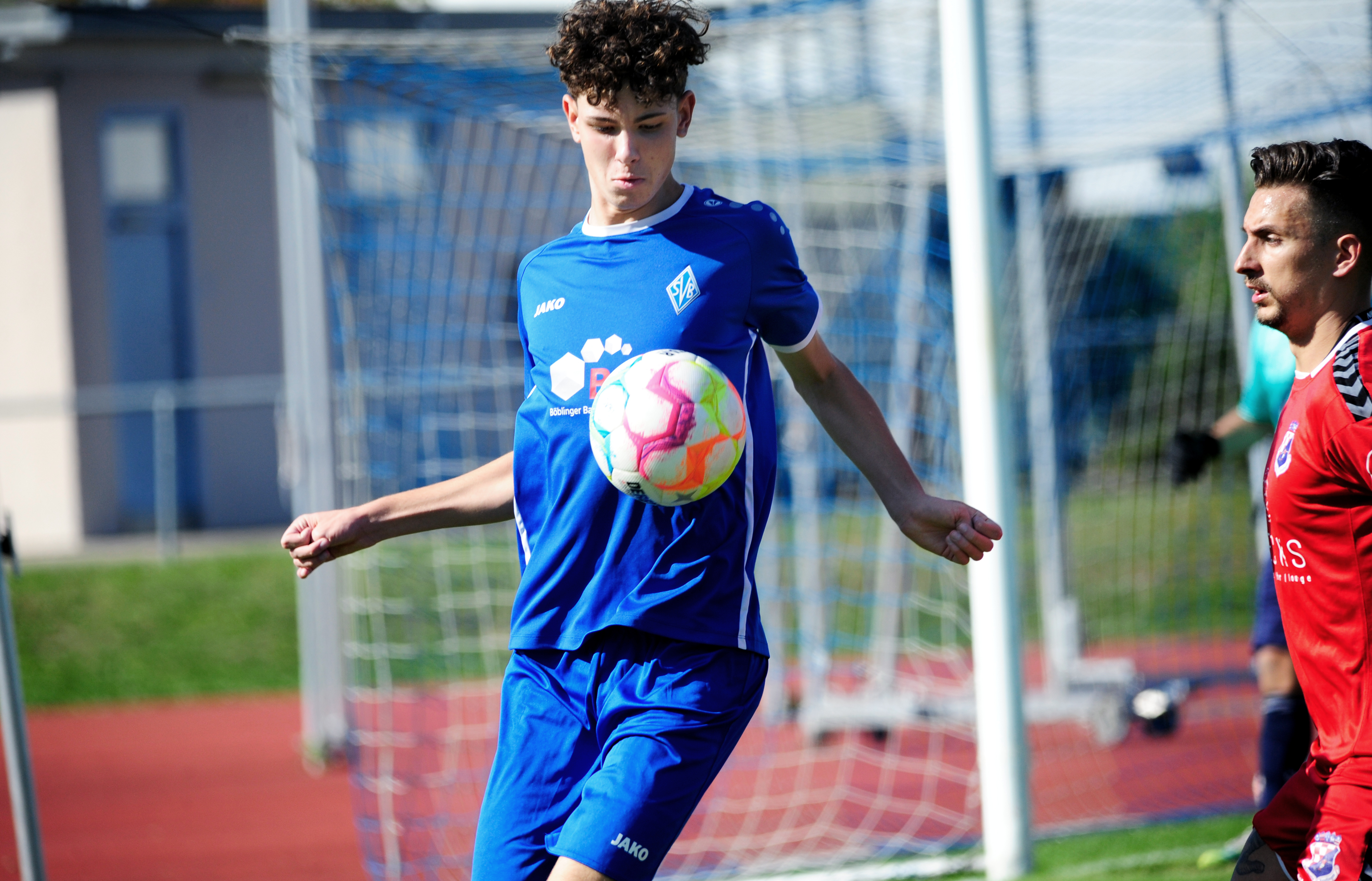 Ballkontrolle: Luca Bilac (am Ball) und die SV Böblingen sind jetzt Tabellenzweiter. Bild: photostampe