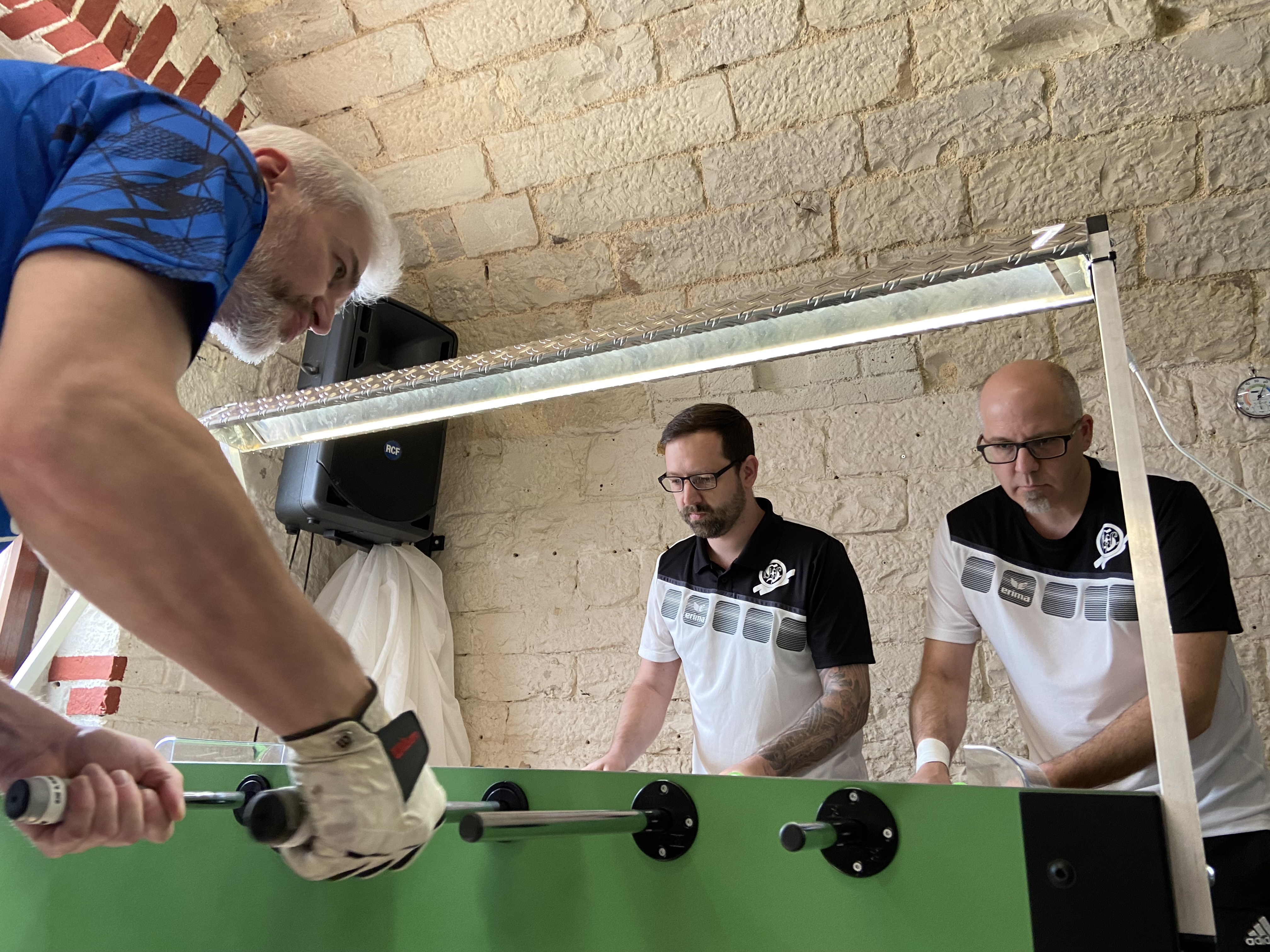 Reiner Nicola (rechts) und Thomas Hettich (Mitte) vom VfL Sindelfingen im Duell gegen den SV Winzeln