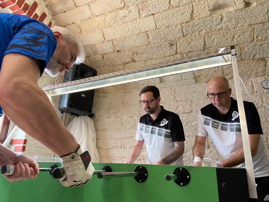 Reiner Nicola (rechts) und Thomas Hettich (Mitte) vom VfL Sindelfingen im Duell gegen den SV Winzeln