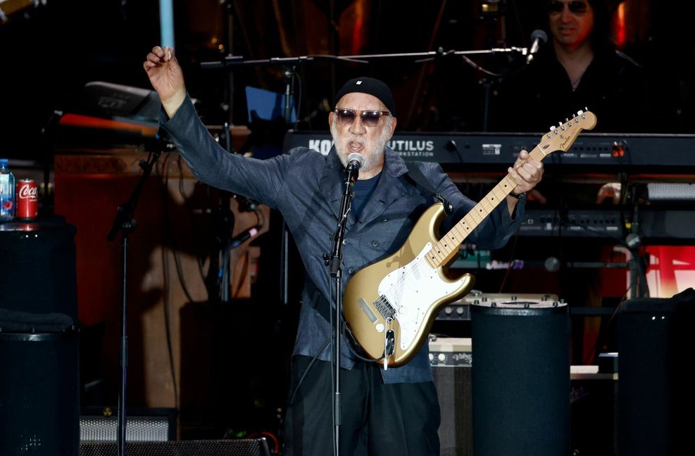 Mach uns die Windmühle! Pete Townshend, Gitarrist und Songwriter von The Who, beim Konzert auf der Berliner Waldbühne
