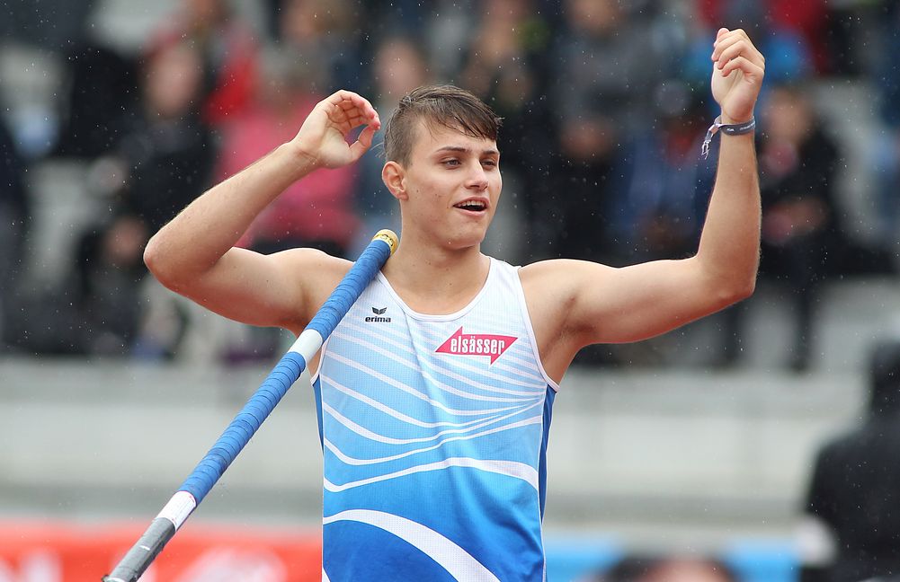 Der Sindelfinger Stabhochsringer Marec Metzger freut sich in Rostock über die Silbermedaille und die EM-Qualifikatiion. Bild: Görlitz