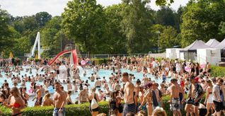 Das Wet-Festival hat 14.500 Technofans ins Freibad gelockt.     Bild: Dettenmeyer/A