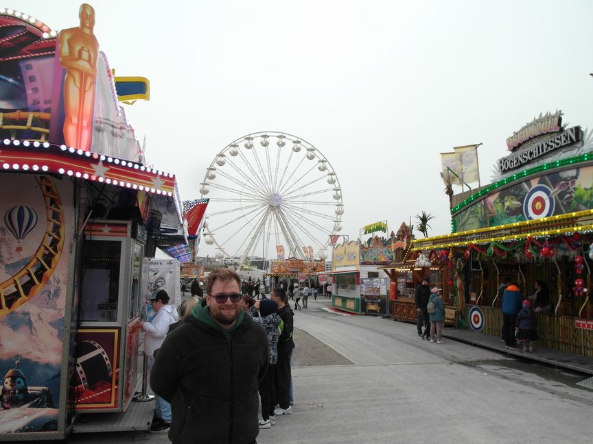 Paul-Hendrik Scholz vom Ludwigsburger Veranstalter „Rock‘n Surf“ ist vom Standort auf dem Festplatz Flufeld Böblingen-Sindelfingen überzeugt: Trotz bewölkten Himmels herrschte am Eröffnungssamstag der Osterkirmes mit mehreren Hundert Besuchern reger Betrieb.