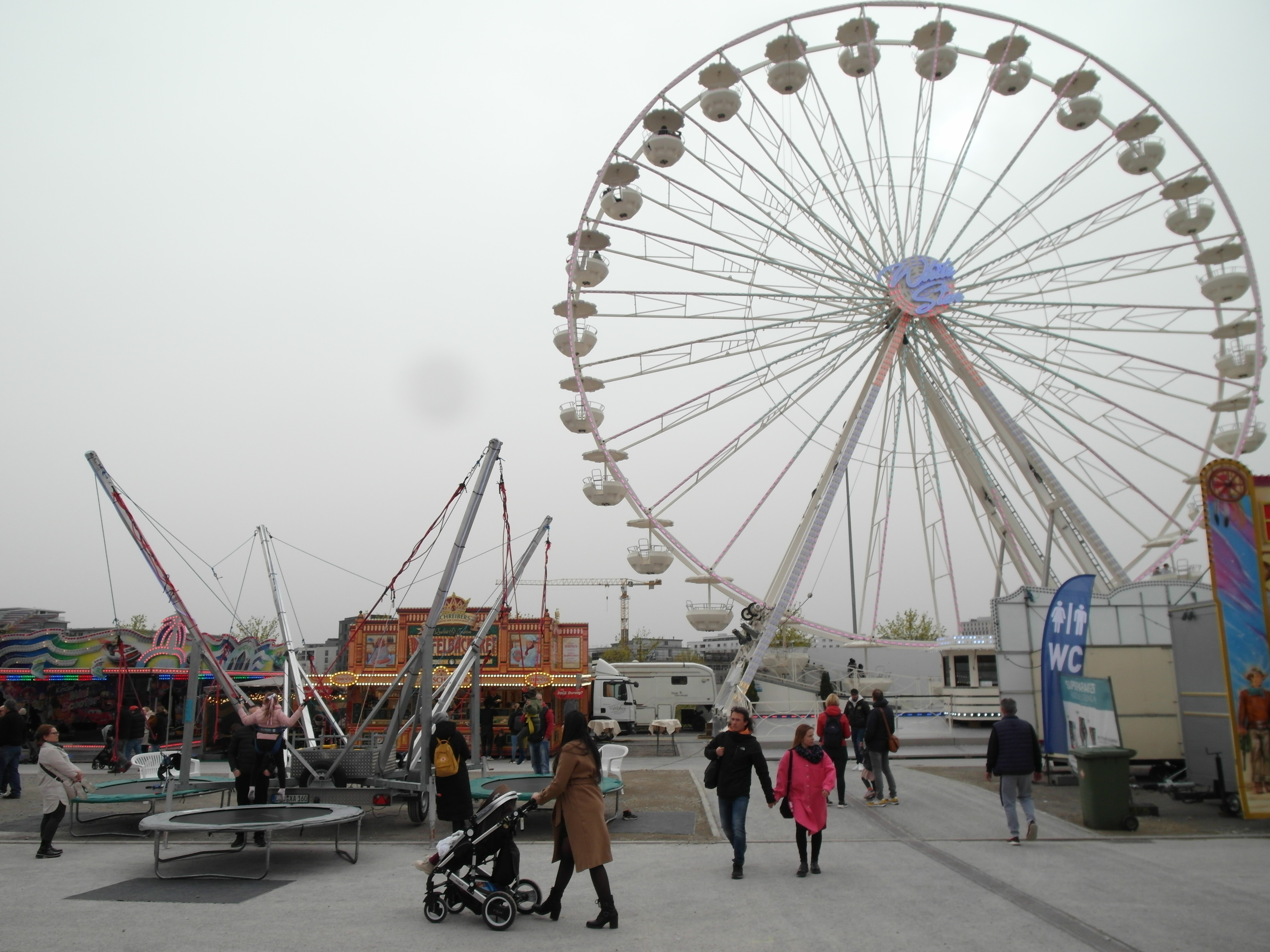 Die Osterkirmes auf dem Flugfeld lockt bis 14. April.