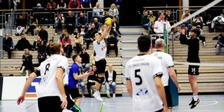 Nick Höschke (am Ball) und der  VfL Sindelfingen kämpfen  ohne Lohn.Bild: photostampe