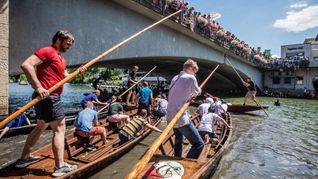 Die schweren Holzkähne in dem Wasser zu lenken, ist alles andere als einfach.