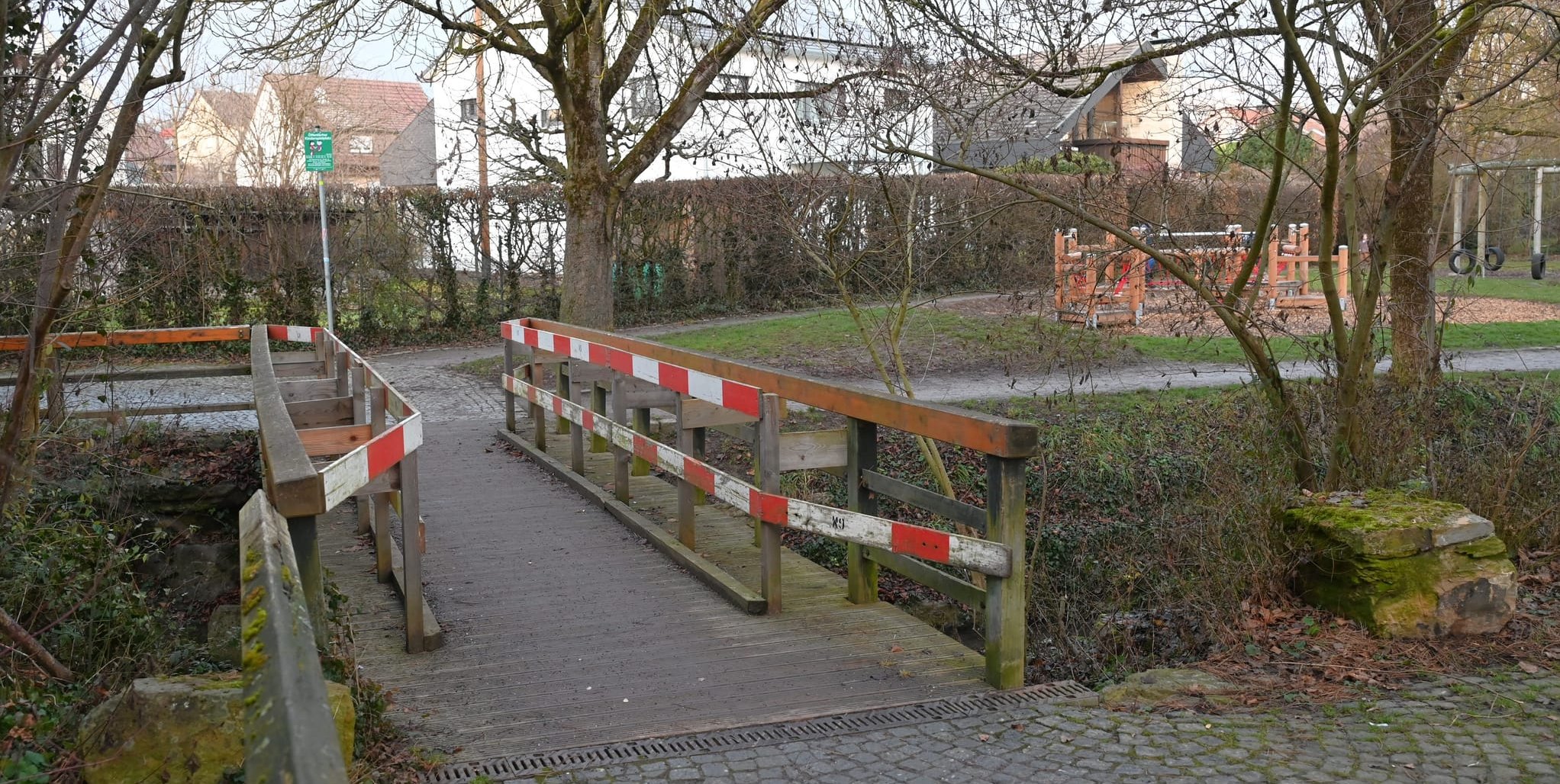 Die marode Holzbrücke in der Magstadter Rosenstraße, mit der Fußgänger und Radfahrer den Planbach überqueren können, wird im kommenden Frühjahr durch ein Stahlkonstruktion ersetzt werden.