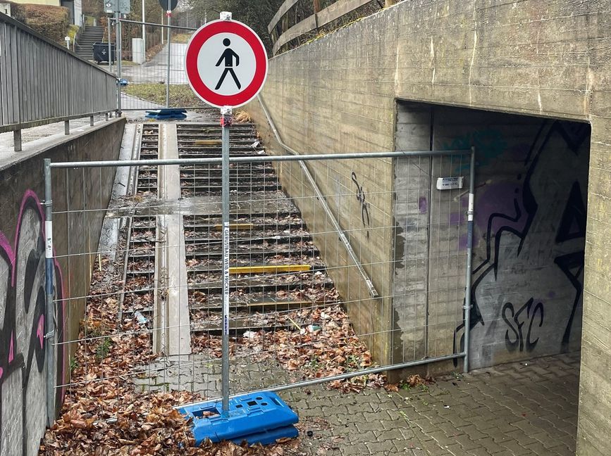 Seit etwa einem halben Jahr blockieren Bauzäune diesen Treppenabgang bei der Unterführung an der S-Bahn-Station Maichingen Nord.