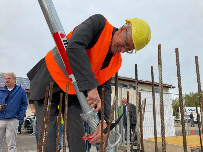 Landrat Roland Bernhard packt beim Baustart für die neue Vergärungsanlage mit an.    Bild: Landratsamt