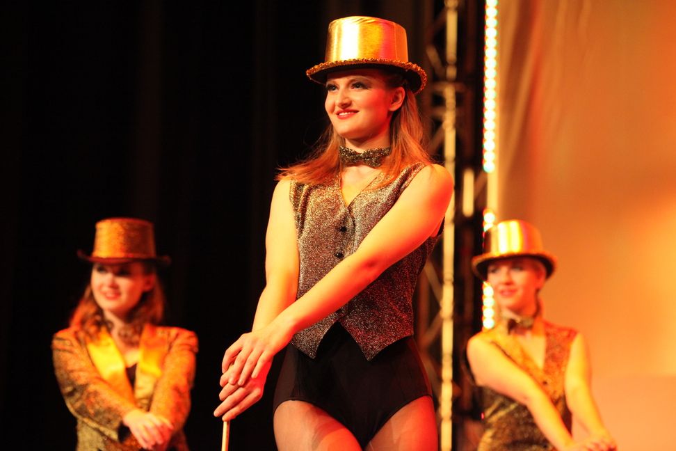Die Tänzer der Ballettschule Evi Ritter führen auch Ausschnitte aus Tschaikowskis Schwanensee auf. Bild: z