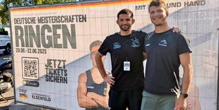 Der Ehninger Ringer Dominik Chelo und Trainer Michael Widmayer (rechts) nach den Titelkämpfen in Elsenfeld.