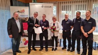 Von links: Günter Widmaier, ehemaliger Kommandant der Feuerwehr Leonberg, Bürgermeister Ioannis Delakos, Albrecht Schmid, Sylvia Schmid, Markus Rath (Kommandant), Lukas Wacker (2. Stellvertretender Kommandant), Julian Althoff (1. Stellvertretender Kommandant).