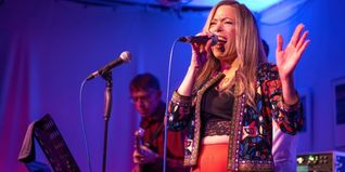 Sonja Priehn, im Hintergrund Philipp Konowski