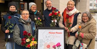 Fair gehandelte Rosen:  Gina Rupp, Christiane Ris, Leonore Biester, Max Nowak, Kira Morgan, Dagmar Reiser (von links). 	Bild: z