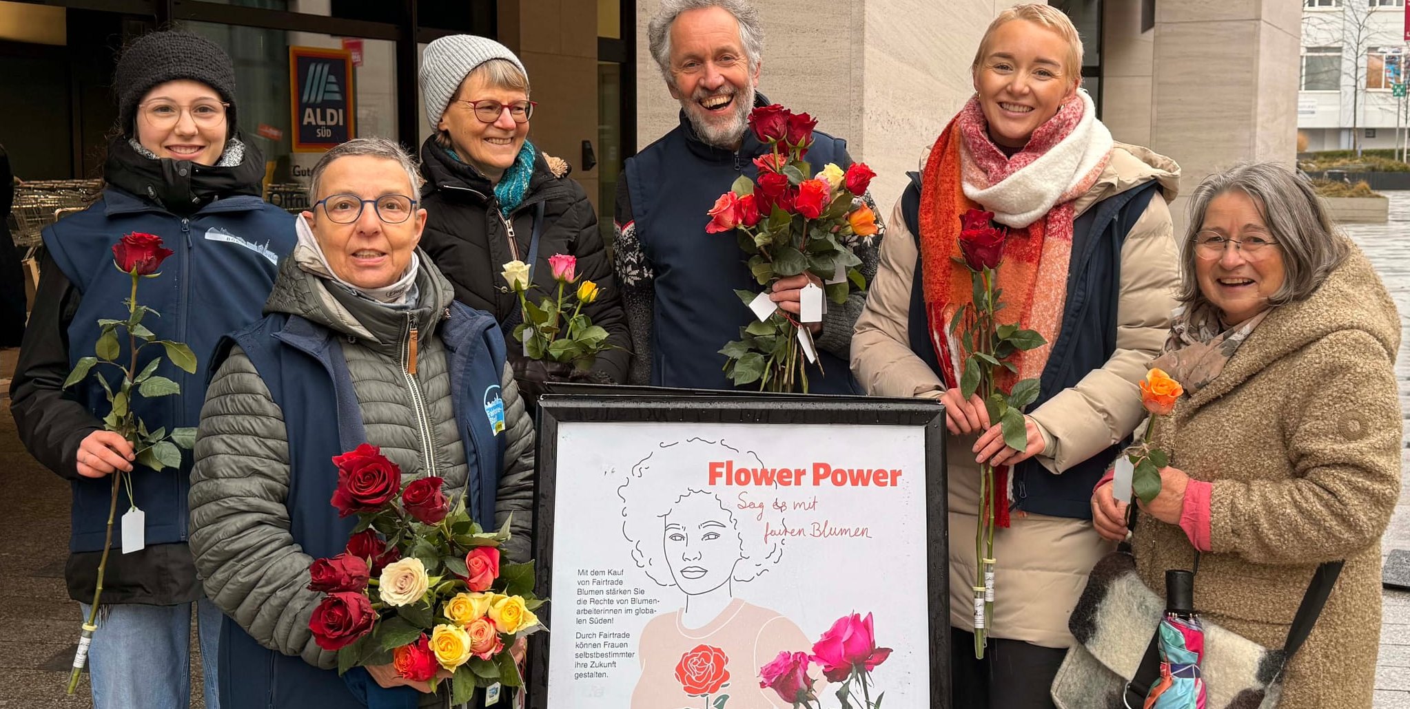 Fair gehandelte Rosen:  Gina Rupp, Christiane Ris, Leonore Biester, Max Nowak, Kira Morgan, Dagmar Reiser (von links). 	Bild: z