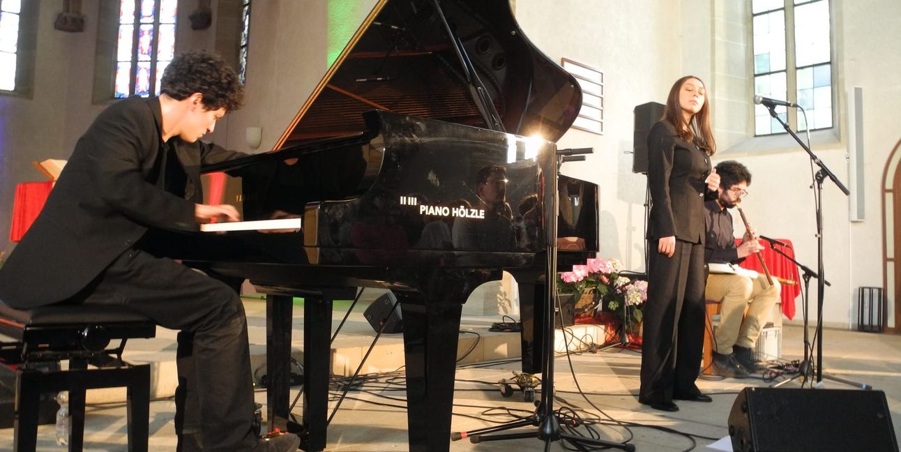 Von links: Jazzpianist Guglielmo Santimone, Sängerin Lusine Sargsyan sowie Vittorio Gravagna, Gitarrist und Duduk-Spieler.