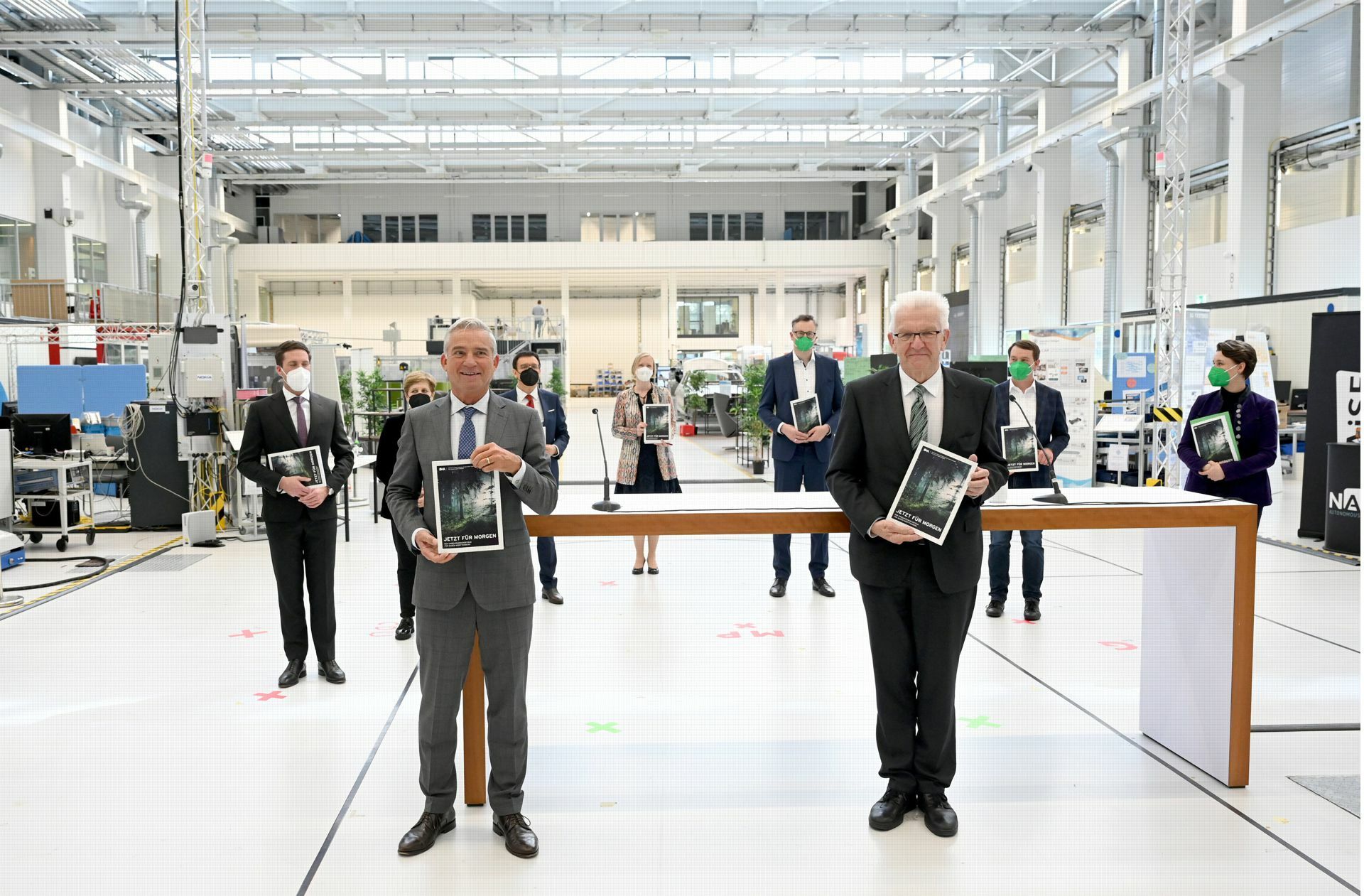 Präsentation an symbolträchtigem Ort:  Auf dem Forschungscampus der Arena 2036 der Universität Stuttgart ist der neue grün-schwarze Koalitionsvertrag     vorgestellt worden. Foto: dpa/Bernd Weissbrod