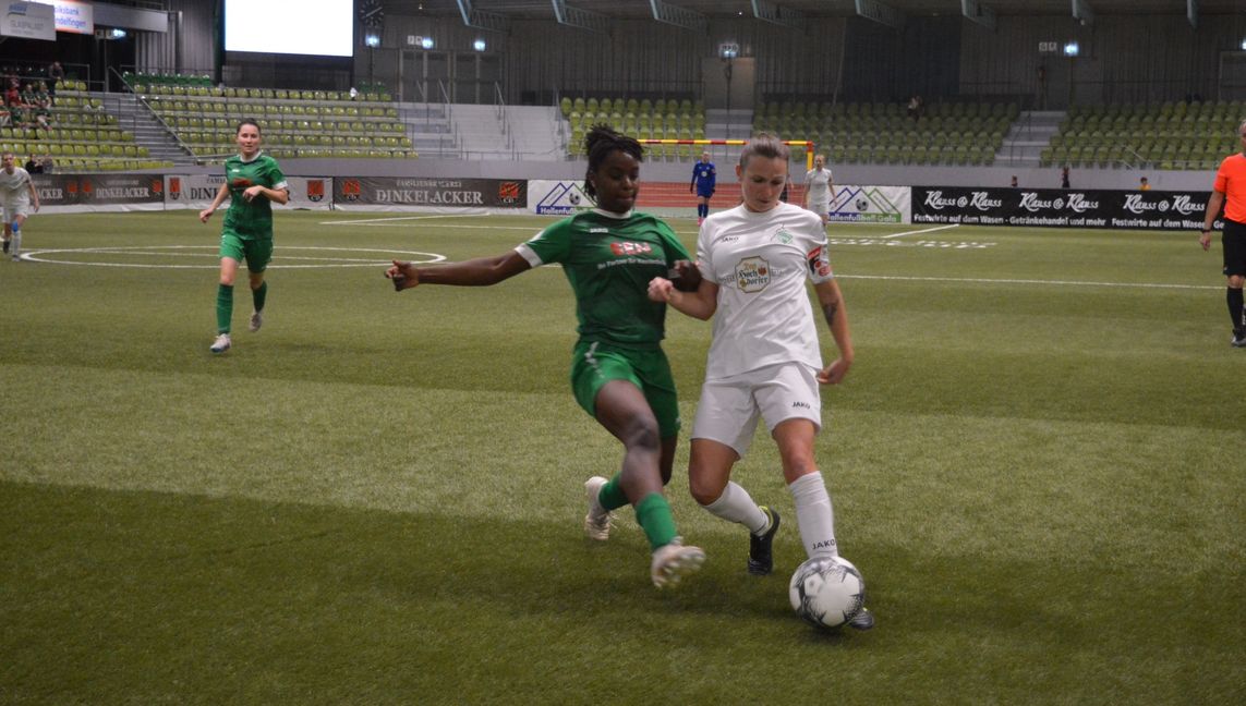 Zwei Ex-Sindelfingerinnen im Glaspalast unter sich: Almas Traoré (links) behielt im Halbfinale der Frauen-Gala mit dem SV Hegnach die Oberhand gegenüber dem VfL Herrenberg und Torschützenkönigin Annika Schmidt. Bild: Zvizdiç