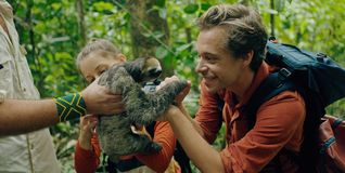 Checker Tobi Krell und ein Faultier im brasilianischen Dschungel: „Checker Tobi“ startet das Open-Air-Kino.