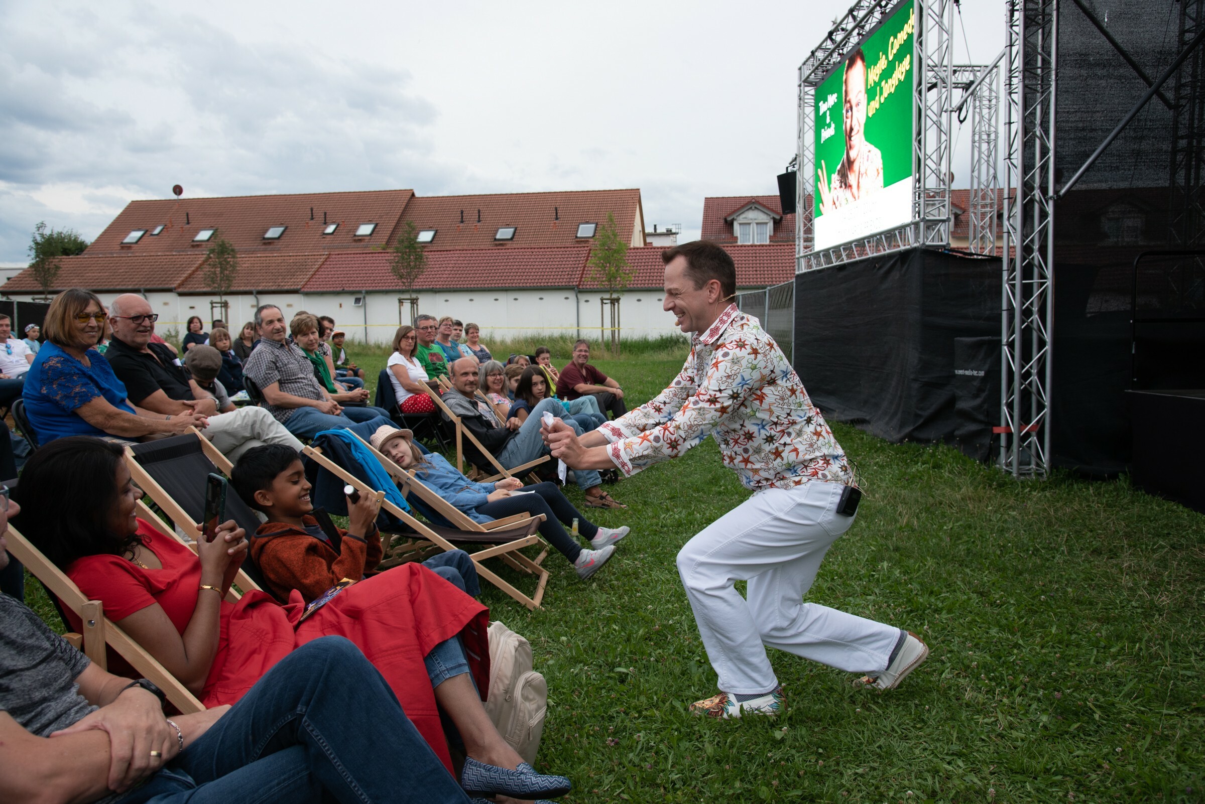 Mit dem notwendigen Abstand band Timo Marc die Zuschauer ein.