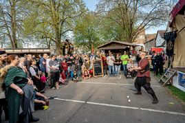 Tim Liebl, genannt Timelino, tritt als Jongleur vor dem Publikum auf.