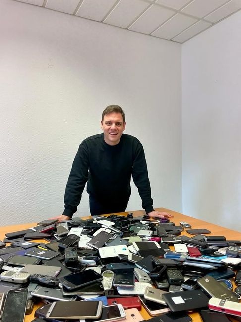 Florian Wahl mit den gesammelten Handys. Bild: z