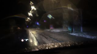 Regen auf kalten Boden verursacht der DWD-Vorhersage zufolge Glatteis im Südosten. (Archivbild)