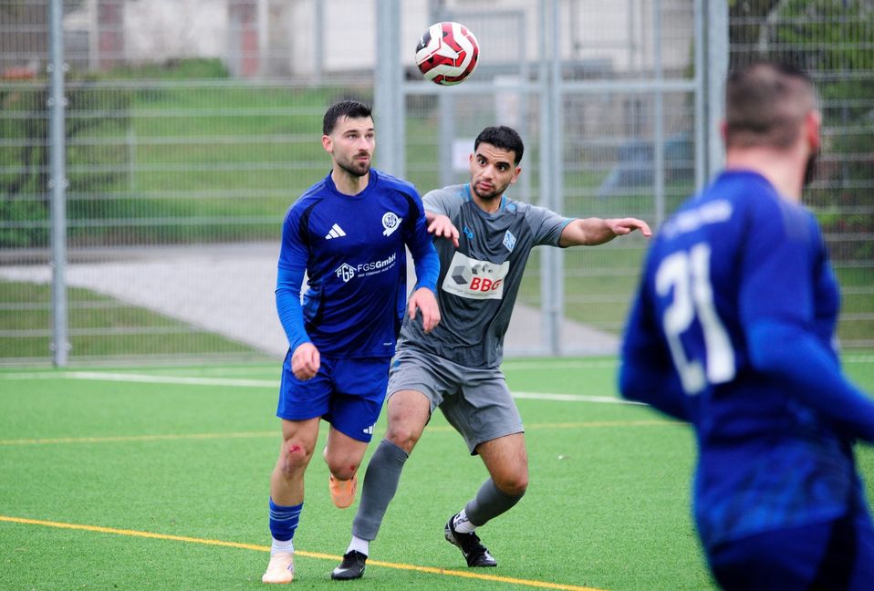 Sindelfingens Dorlir Morina (links) und Böblingens Youssef Ghoneim im Kampf um den Ball.