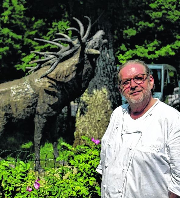 Zwei Originale aus dem Schönbuch: Eberhard Hiller, Wirt der Weiler Hütte und der Hirsch. Bild: Frank Müller