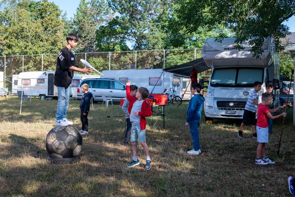 Au der Wiese vor der Könihknoll-Grundschule dreht sich alles um Zirkus. Bild: Nüßle