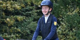 Hat gut Lachen: Mira Alshehab gewinnt das U21-Championat und für die Stute Velvet gibt es eine Siegerschleife. Bild: Häusler