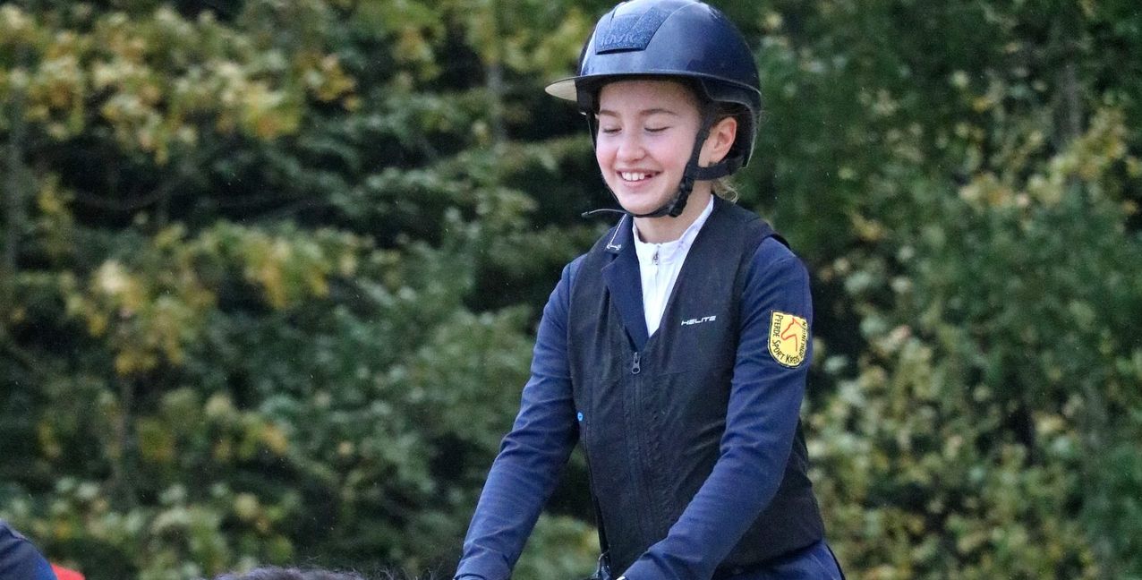 Hat gut Lachen: Mira Alshehab gewinnt das U21-Championat und für die Stute Velvet gibt es eine Siegerschleife. Bild: Häusler