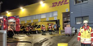 Die Feuerwehr löschte die Rollcontainer in der Halle und brachte sie anschließend ins Freie.