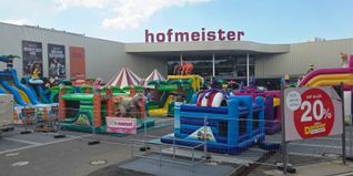 Im Hofi‘s Funpark vor dem Hofmeister-Erlebniswohnzentrum in Sindelfingen warten Hüpfburgen, Rutschen und ein Aqua-Park auf kleine und große Besucher.