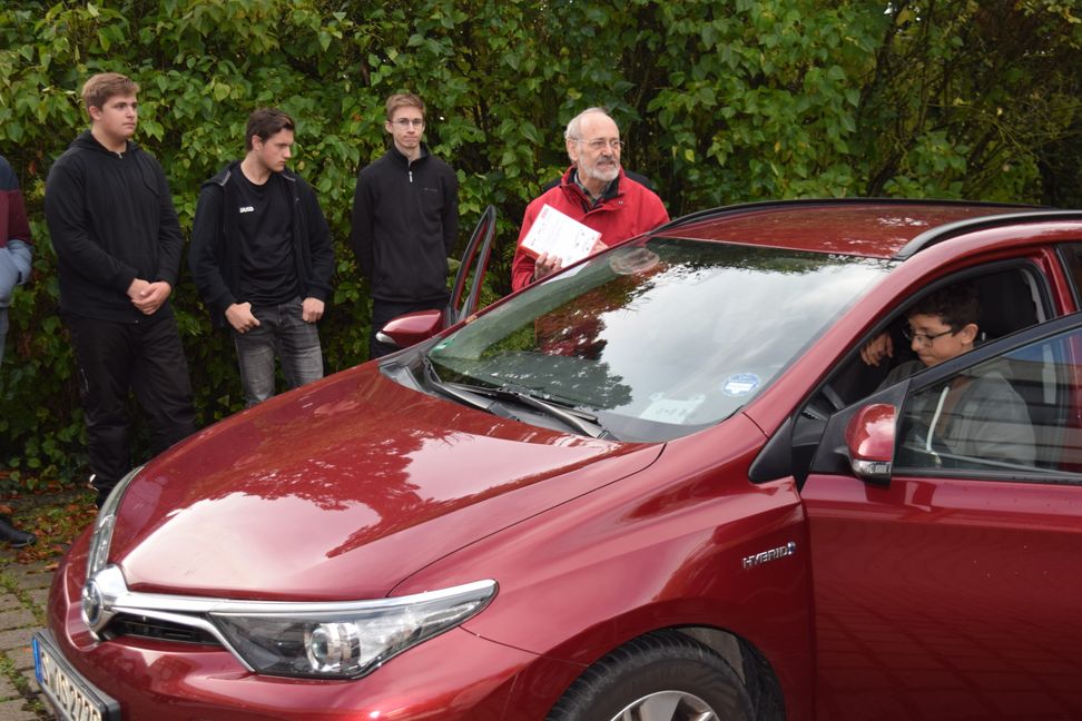 Markus Draxler von Stadtmobil Stuttgart erklärt das Carsharing-Modell an der GDS II in Sindelfingen direkt am Auto. Bild: Krauter