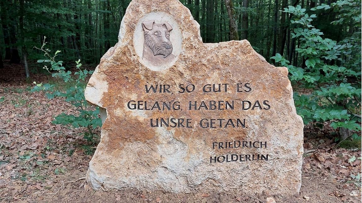 Der Steinmetz Jonathan Grass aus Pfrondorf gestaltete den Stein.