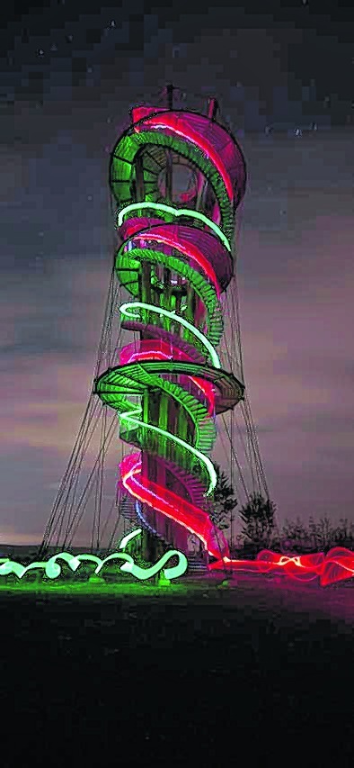 Auch beleuchtet ist der Schönbuchturm eine Augenweide. Bild: z