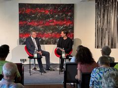Der Landtagsabgeordnete Florian Wahl (rechts) im Gespräch mit Landesbischof Ernst-Wilhelm Gohl. Bild: z