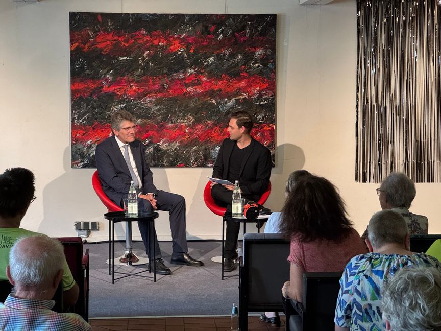 Der Landtagsabgeordnete Florian Wahl (rechts) im Gespräch mit Landesbischof Ernst-Wilhelm Gohl. Bild: z