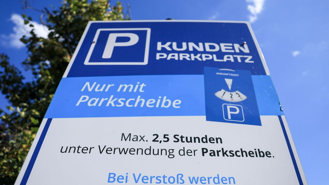 Nicht an allen Parkplätzen seien die Parkbedingungen ausreichend ausgeschildert, kritisieren Verbraucherschützer. (Archivbild)
