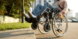 In Sindelfingen stoßen Menschen mit Beeinträchtigungen im Alltag weiterhin auf Hindernisse, obwohl die Stadt beim Abbau von Barrieren Fortschritte meldet.