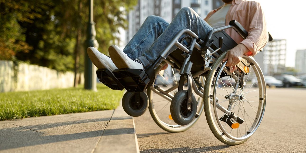 In Sindelfingen stoßen Menschen mit Beeinträchtigungen im Alltag weiterhin auf Hindernisse, obwohl die Stadt beim Abbau von Barrieren Fortschritte meldet.
