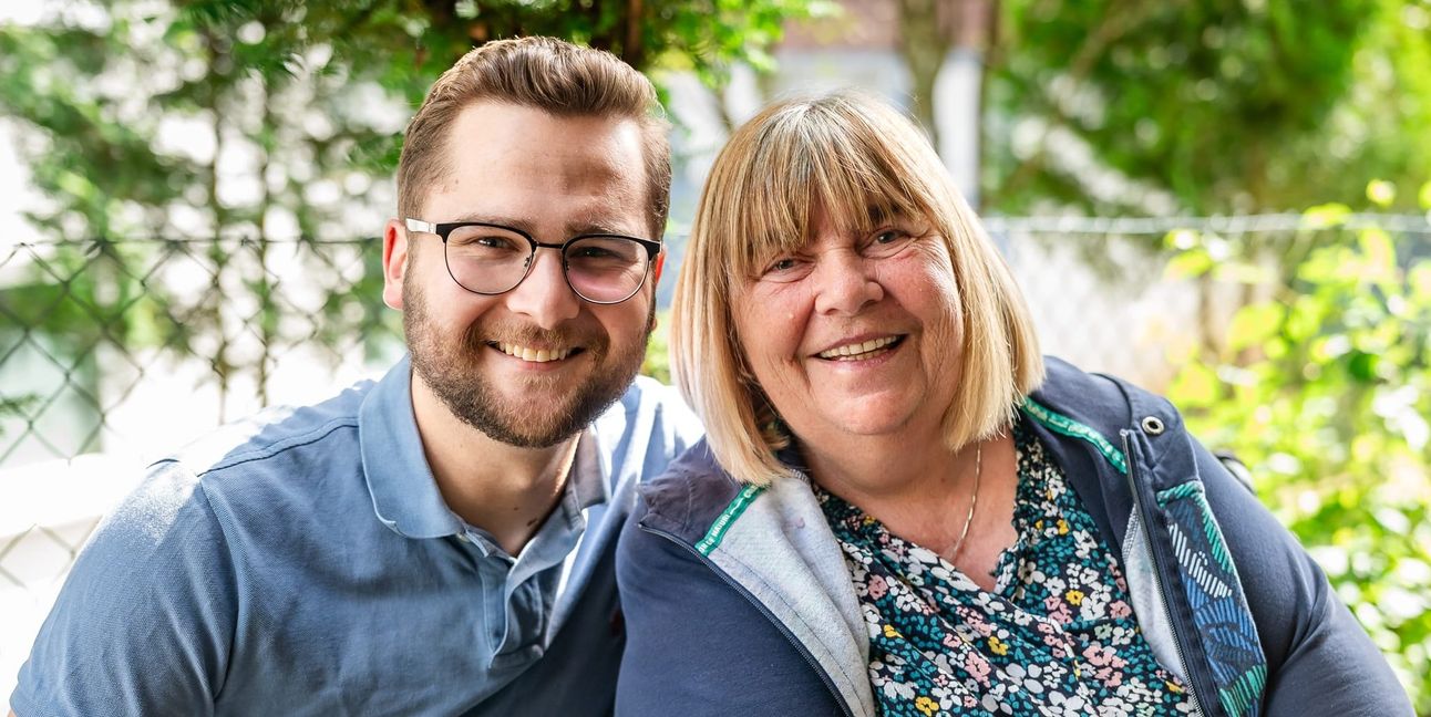 Manuel Reuter, Sozialpädagoge bei der VK Sindelfingen und Bewohnerin Monika Warmuth.