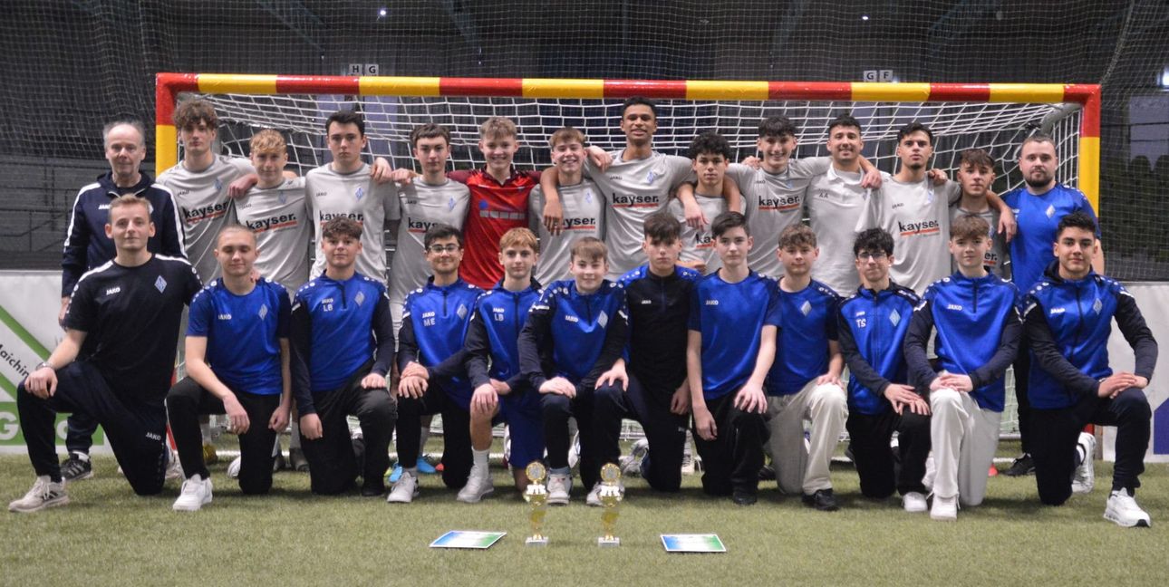 Sowohl bei den B-Junioren (weiße Trikots) als auch bei den C-Junioren (blaue Trikots) endete der Junioren-Städtecup mit einem Erfolg der SV Böblingen.