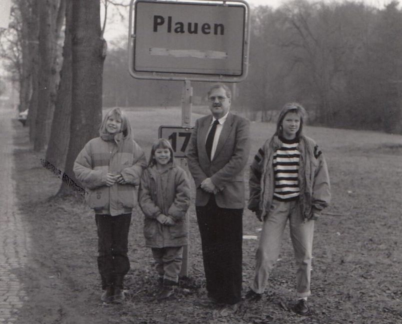„Nach der Wende“: Als am 9. November 1989 die Mauer fiel, machten sich Günter Scholz (dritter von links) und dessen Familie nach Plauen auf, um den eigenen Wurzeln nachzuspüren: Beginn der Recherche, die im September 2025 in der Publikation des Buchs „Kindheit in schweren Zeiten - Ein Zeitzeugenbericht über das Ende des Zweiten Weltkriegs“ münden sollte.